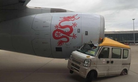 Máy bay chở 300 người va chạm với ô tô tải